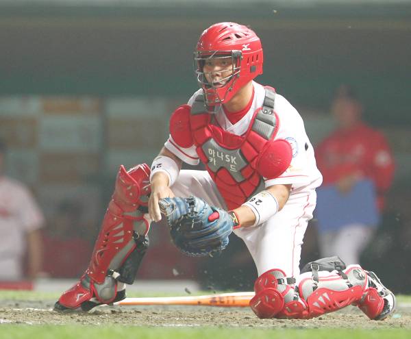 한국 야구 대표 포수 박경와나. 사진은 SK 와이번스 소속이었던 2011년 홈 송구를 받고 있는 모습. IS포토