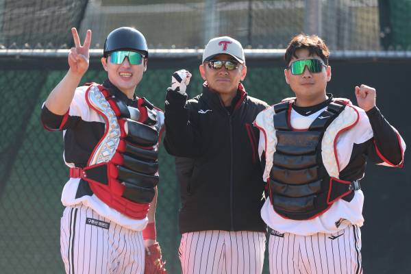 2023년 LG 트윈스 스프링캠프에서 팀 포수들과 포즈를 취한 박경완 코치. 사진=LG 트윈스 제공