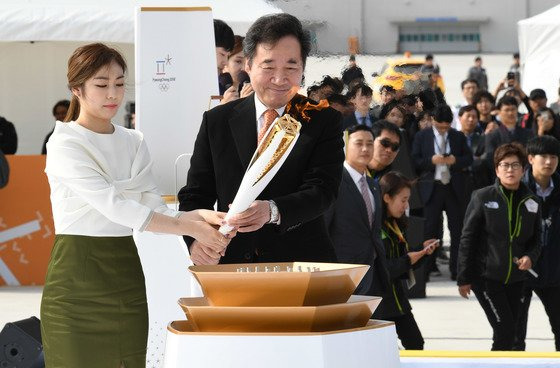 2017년 11월 1일 인천공항 제2터미널에서 열린 '2018 평창동계올림픽 성화도착 환영행사'에서 당시 이낙연 국무총리와 홍보대사인 김연아 선수가 성화를 성화대에 점화하고 있다. 중앙포토