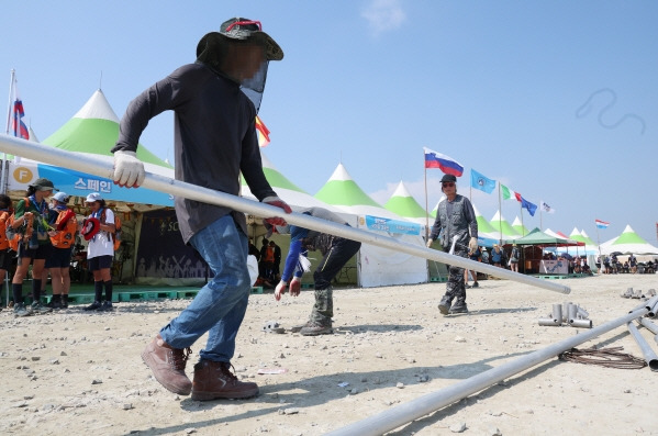 ▲스카우트 대원들, 새만금에서 조기 철수 사진: 연합뉴스 