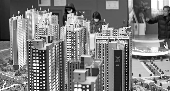 지난 1월 올해 첫 아파트 1순위 청약을 한 경남 창원시 성산구의 한 대형 건설사 모델하우스.  한경DB