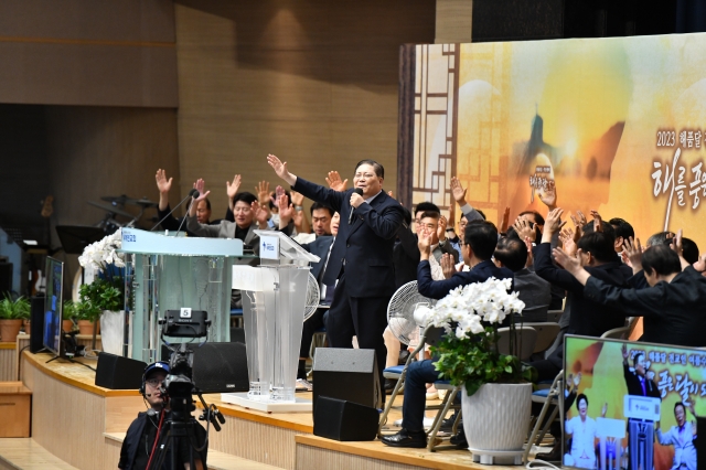 경기도 용인 새에덴교회 소강석 목사와 교인들이 6일 '2023 전교인 여름수련회'에서 두 손을 들고 기도하고 있다. 새에덴교회 제공