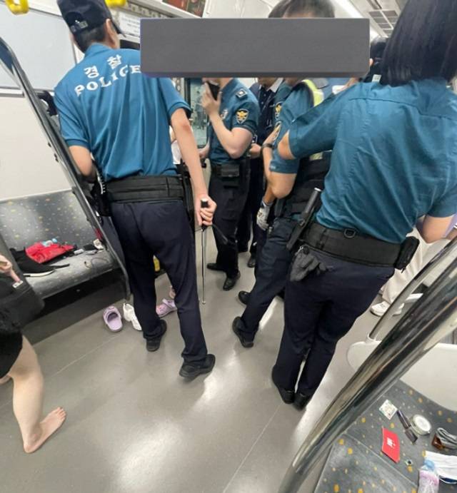 6일 서울 강남구 역삼동 신논현역에서 가스테러와 난동범 오인 신고가 들어와 승객들이 대피하는 소동이 벌어졌다. 온라인 커뮤니티 캡처