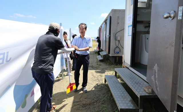 한덕수 국무총리가 5일 오전 전북 부안군에서 열리고 있는 2023 새만금 세계스카우트잼버리 대회장을 찾아 폭염 대응 상황 및 지원현황 등을 점검하며 관계자를 격려하고 있다. 연합뉴스