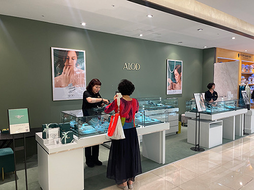 A customer is looking at jewelry products at the ALOD store, a jewelry brand specializing in lab-grown diamonds, located in Hyundai Department Store Trade Center Store. [Courtesy of ALOD]