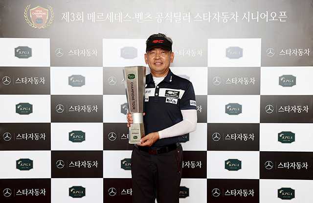 오세의가 2023 KPGA 챔피언스투어 제3회 메르세데스-벤츠 공식딜러 스타자동차 시니어오픈 우승 기념 촬영을 하고 있다. 사진=한국프로골프협회 제공