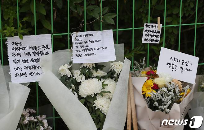 7일 오전 묻지마 흉기난동 사건이 발생한 경기 성남시 분당구 서현역 인근 사고 현장에 숨진 A씨(60대·여)를 추모하는 물품들이 놓여져 있다.  지난 3일 오후 성남시 분당구 서현역 일대에서 묻지마 흉기 난동 사건이 발생해 13명이 다쳤고 1명이 사망판정을 받았다. 2023.8.7/뉴스1