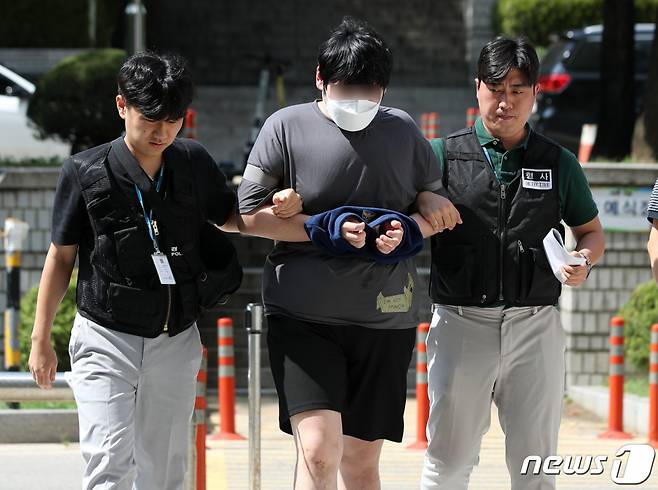 혜화역 흉기난동 살인예고 피의자 A씨(31)가 7일 오후 서울 서초구 서울중앙지방법원에서 열리는 구속 전 피의자 심문(영장실질심사)에 출석하고 있다. 2023.8.7./사진=뉴스1