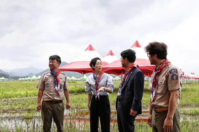 지난 7월 구지은 아워홈 부회장(왼쪽 두번째) 등 주요 관계자가 식재 운반차량 진입로 상황 등을 논의하고 있다. (사진=아워홈 제공) *재판매 및 DB 금지