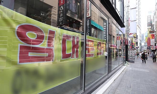 코로나19로 불어난 빚과 경기 불황에 직면한 자영업자들이 경제적 파탄 위기에 내몰리고 있다. 사진은 지난 2일 서울 명동거리 상가에 임대 안내문이 걸린 모습이다. 이제원 선임기자
