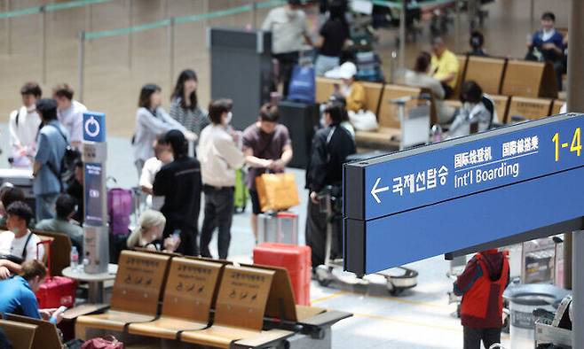 인천국제공항 제1터미널에서 이용객이 탑승수속을 하고 있다. 연합뉴스