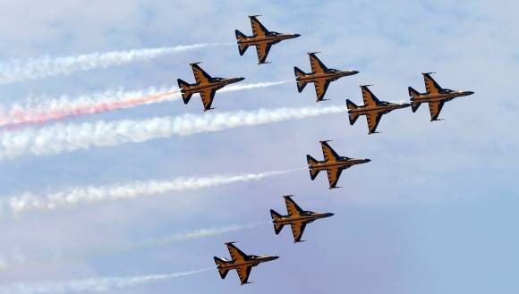 공군 블랙이글스가 2023 새만금 세계스카우트잼버리를 축하하는 에어쇼를 지난 6일 전북 부안군 야영장 상공에서 펼치고 있다. 잼버리의 하이라이트 행사인 K팝 슈퍼 콘서트는 오는 11일 서울 상암월드컵경기장에서 열리게 됐다.