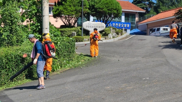 광양제철소 촛불사랑봉사단이 광양시 옥곡노인 요양원을 찾아 잡초제거작업에 구슬땀을 흘렸다.