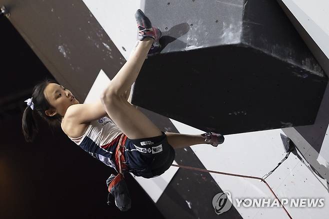 2023 IFSC 세계선수권대회 여자부 리드 종목 결승전을 펼치는 서채현 [EPA=연합뉴스]