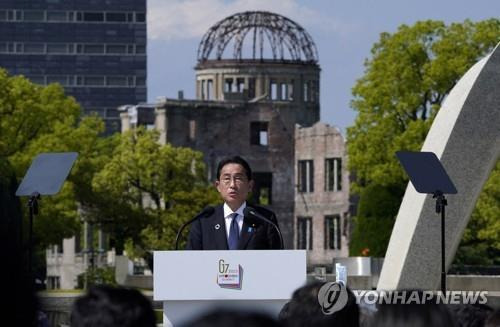 히로시마 원폭 전몰자 위령식·평화기원식에서 연설하는 기시다 총리 (히로시마 로이터=연합뉴스) 기시다 후미오 일본 총리가 히로시마시에 원폭이 투하된 지 78주년을 맞아 6일 히로시마 평화기념공원에서 열린 원폭 전몰자 위령식·평화기원식에서 연설하고 있다. 2023.8.6