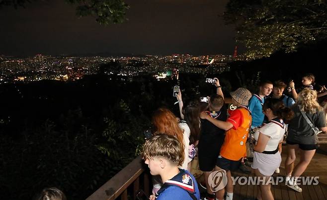 '잼버리 퇴영' 영국 대표단 남산으로 (서울=연합뉴스) 류영석 기자 = 2023 새만금 세계스카우트잼버리에서 조기퇴영한 영국 스카우트 대표단이 6일 오후 서울 용산구 남산을 찾아 야경을 관람하고 있다. 2023.8.6 [공동취재] ondol@yna.co.kr