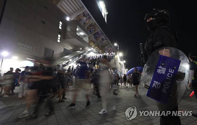 '살인 예고'에 불안한 주말 밤 (대구=연합뉴스) 윤관식 기자 = 삼성과 LG의 프로야구 경기가 열리는 대구 야구장에서 '흉기 난동'을 부리겠다는 예고 글이 올라온 5일 오후 대구 삼성라이온즈파크에서 경찰특공대가 총기를 소지한 채 만일의 상황에 대비하고 있다. 2023.8.5 psik@yna.co.kr