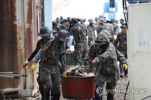 수해 복구하는 장병들 [육군 35사단 제공. 재판매 및 DB금지]