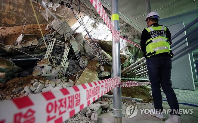 신축 공사중 지하주차장이 붕괴된 인천 서구 아파트 [연합뉴스 자료사진]