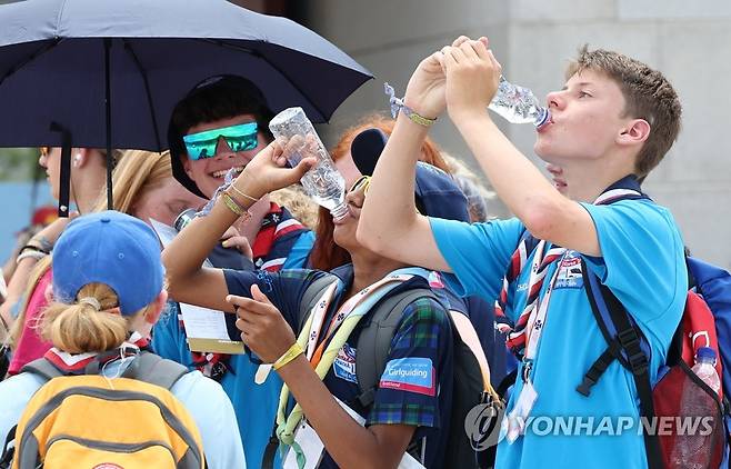 "서울도 더워요" (서울=연합뉴스) 김인철 기자 = 2023 새만금 세계 스카우트 잼버리에서 조기 퇴영한 영국 스카우트 대원들이 7일 오후 서울 종로구 경복궁을 방문해 물을 마시고 있다. 2023.8.7 yatoya@yna.co.kr