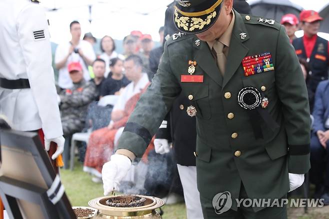 추모하는 임성근 해병대 1사단장  고(故) 채수근 상병의 안장식이 2023년 7월 22일 오후 국립대전현충원에서 거행되는 가운데 임성근 해병대 1사단장이 추모하고 있다. 
 [연합뉴스 자료사진]