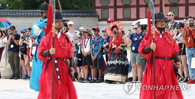 수문장 교대의식 지켜보는 영국 스카우트 대원들 (서울=연합뉴스) 김인철 기자 = 2023 새만금 세계 스카우트 잼버리에서 조기 퇴영한 영국 스카우트 대원들이 7일 오후 서울 종로구 경복궁을 방문해 수문장 교대의식을 관람하고 있다. 2023.8.7 yatoya@yna.co.kr