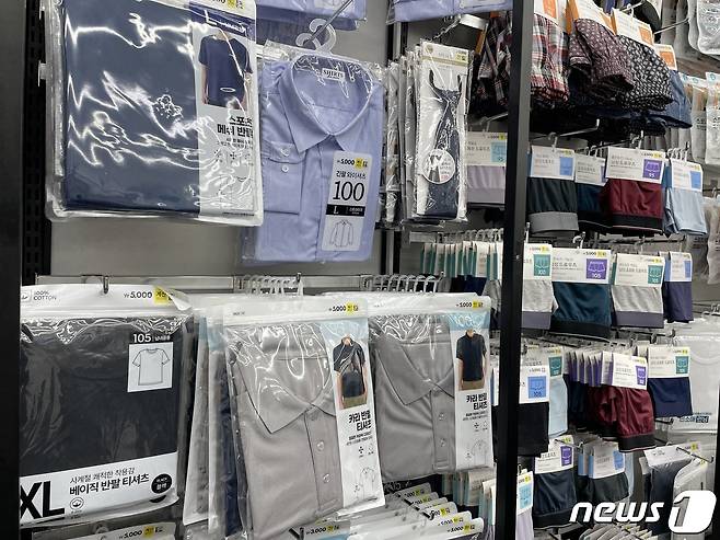 7일 서울 마포구 동교동 다이소 홍대2호점 내 의류 판매 코너. ⓒ News1