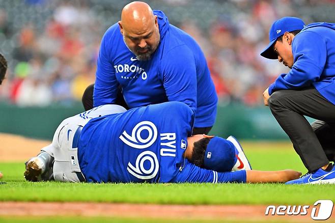 클리블랜드전에서 무릎에 타구를 맞고 쓰러진 류현진. ⓒ AFP=뉴스1