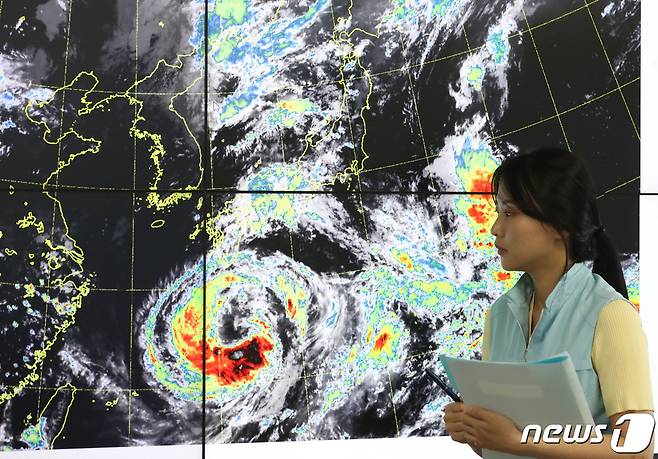 7일 오후 경기 수원시 권선구 수도권기상청에서 예보관이 제6호 태풍 '카눈'의 예상 진로를 살펴보고 있다. /뉴스1 ⓒ News1 김영운 기자