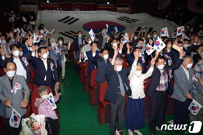 강기정 광주시장이 지난해 8월15일 오전 광주극장에서 열린 제77주년 광복절 경축식에 참석해 경축사를 한 후 참석자들과 함께 만세삼창을 하고 있다.(광주시 제공)/뉴스1