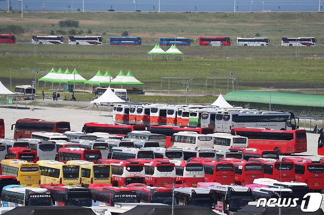 새만금 세계스카우트잼버리에서 조기 철수하는 대원들을 태우기 위한 버스가 8일 오전 전북 부안군 잼버리 대회장에서 이동하고 있다.  2023.8.8/뉴스1 ⓒ News1 신웅수 기자