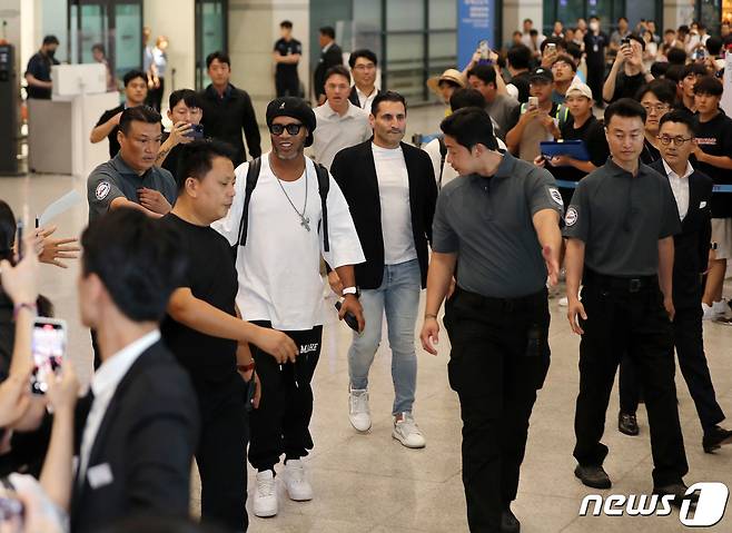 ‘삼바 축구’ 브라질의 레전드 호나우지뉴가 8일 오후 인천국제공항을 통해 입국하고 있다.  2023.8.8/뉴스1 ⓒ News1 김진환 기자