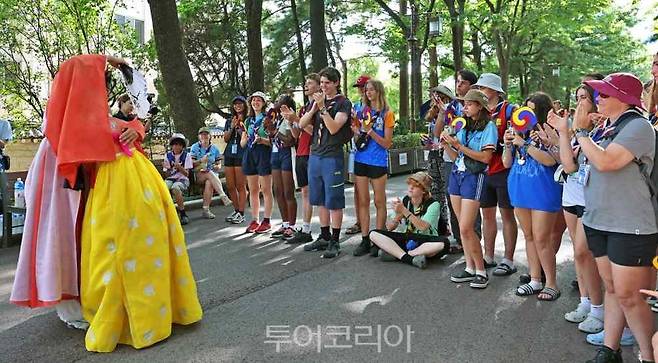 새만금 세계스카우트잼버리 대회에 참가한 영국 스카우트 대원들이 8일 서울 청와대에서 국립 정동극장 예술단의 공연을 관람했다.