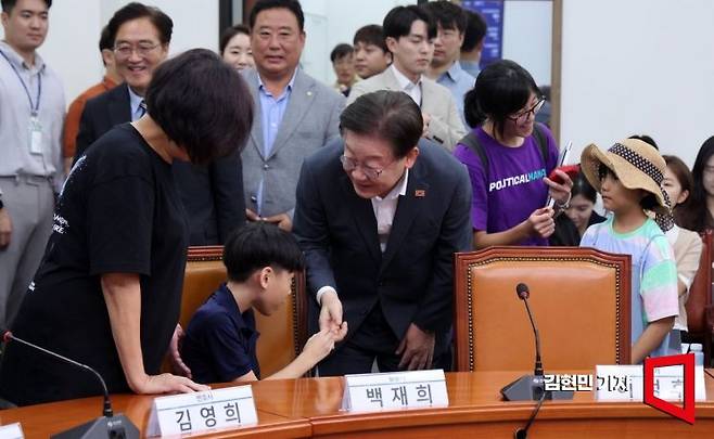 이재명 더불어민주당 대표가 8일 국회에서 열린 후쿠시마 오염수 해양투기 저지를 위한 아동·청소년·양육자 간담회에서 참석자들과 인사하고 있다. 사진=김현민 기자 kimhyun81@