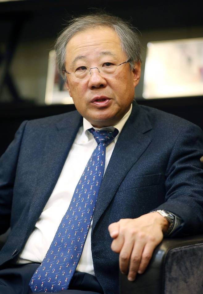 전국경제인연합회는 오는 22일 임시총회에서 류진 풍산그룹 회장을 신임 회장에 추대한다고 7일 밝혔다. 류 회장은 조지 부시 전 미국 대통령 부자(父子)와 깊은 인연을 맺는 등 미 정계 인맥이 두텁다. 전경련 회장은 6개월 동안 공석이었다./연합뉴스