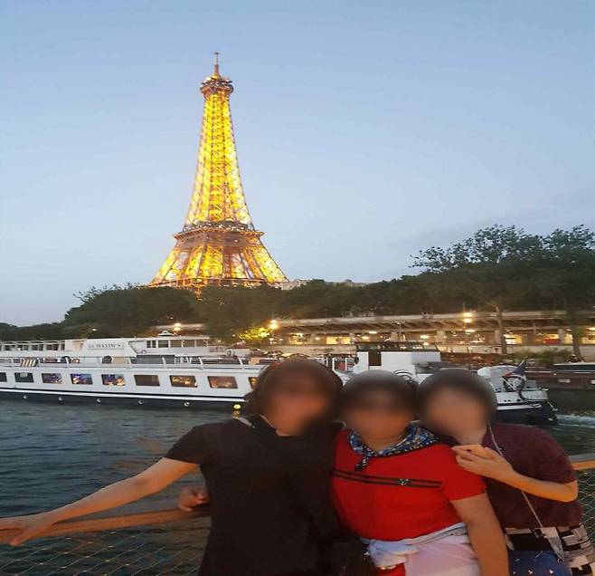 부안군 공무원 3명이 2017년 6월 30일부터 7월 13일까지 영국, 프랑스, 체코 3개국을 세계잼버리유치 홍보 목적으로 해외 출장을 떠났다. 이들이 파리 에펠탑을 배경으로 찍은 기념사진. /귀국 보고서 캡처