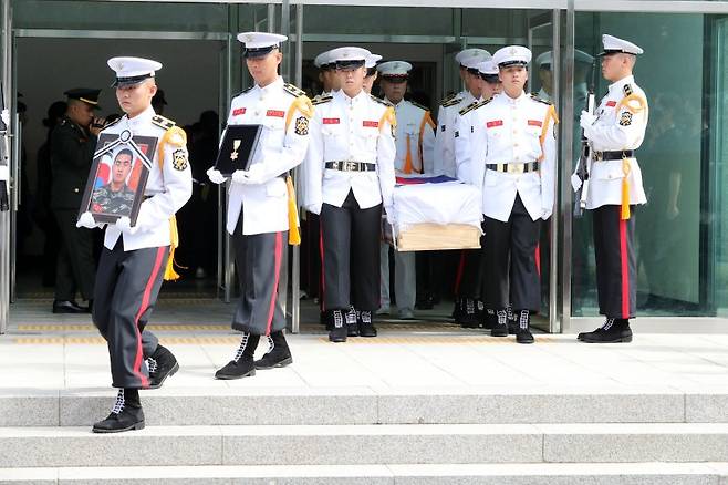 지난달 22일 오전 경북 포항시 남구 해병대 1사단 내 김대식 관에서 엄수된 고 채수근 상병 영결식에서 해병대원들이 채 상병의 마지막 길을 배웅하고 있다. 채 상병은 집중호우 피해지역인 경북 예천군에서 실종자 수색 도중 급류에 휩쓸려 순직했다. 사진=뉴시스