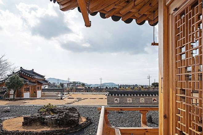 한옥은 건물과 마당으로 이뤄져 있다. 제주 향산기념관. 황두진건축사사무소 제공