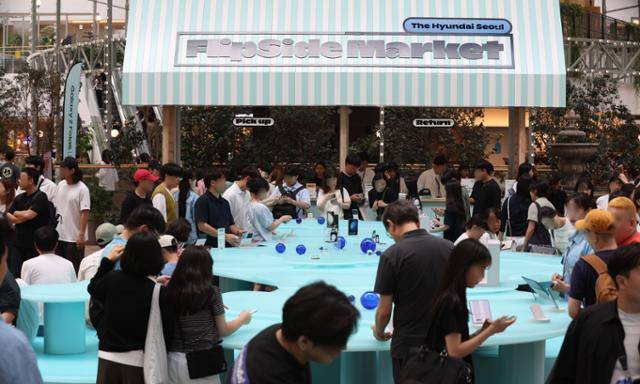 삼성전자 갤럭시 폴더블폰 Z플립5와 Z폴드5 사전예약 첫날인 1일 서울 영등포구 더현대서울 삼성전자 갤럭시 플립사이드마켓에서 Z플립5와 Z폴드5를 체험해보는 소비자들로 북적이고 있다. 뉴시스