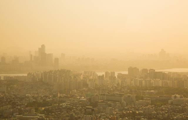 대기 중에 있는 초미세먼지(PM-2.5)와 이산화질소(NO2)에 계속 노출되면 폐암 이외에 전립선암 등 다른 암 발생 위험이 높아질 위험도 있다는 연구 결과가 나왔다./사진=클립아트코리아