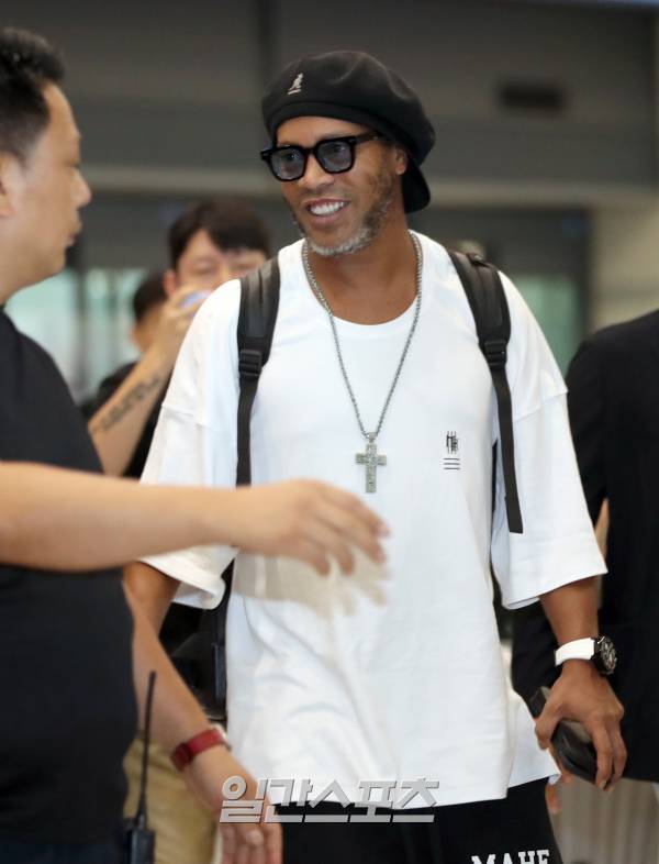 세계축구의 레전드 축구스타 호나우지뉴가 8일 오후 인천국제공항을 통해 입국하고 있다. 현역 시절 ‘외계인’이란 별명으로 불리며 화려한 개인기를 자랑했던 호나우지뉴는 브라질 대표팀 소속으로 2002 한일 월드컵 우승, 2005년 발롱도르, 2004년과 2005년에는 FIFA 올해의 선수상을 수상했다. 인천공항=정시종 기자 capa@edaily.co.kr /2023.08.08.