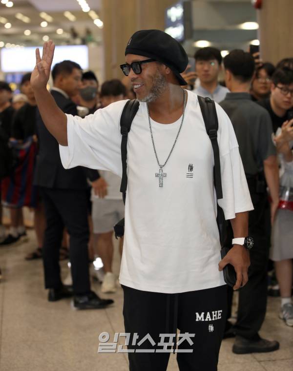 세계축구의 레전드 축구스타 호나우지뉴가 8일 오후 인천국제공항을 통해 입국하고 있다. 현역 시절 ‘외계인’이란 별명으로 불리며 화려한 개인기를 자랑했던 호나우지뉴는 브라질 대표팀 소속으로 2002 한일 월드컵 우승, 2005년 발롱도르, 2004년과 2005년에는 FIFA 올해의 선수상을 수상했다. 인천공항=정시종 기자 capa@edaily.co.kr /2023.08.08.