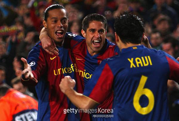 바르셀로나 시절 호나우지뉴(왼쪽). 사진=게티이미지
