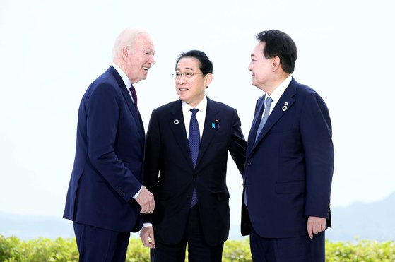 윤석열 대통령과 조 바이든 미국 대통령, 기시다 후미오 일본 총리가 18일 미 대통령의 별장인 캠프 데이비드에서 한ㆍ미ㆍ일 정상회의를 한다. 사진은 5월 히로시마 G7 정상회의장인 그랜드프린스호텔에서 모인 3국 정상. 뉴시스