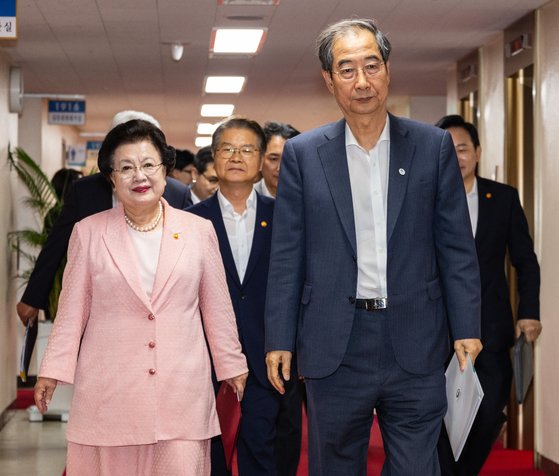 한덕수 국무총리가 8일 오전 정부서울청사에서 열린 국무회의에 국무위원들과 입장하고 있다. 연합뉴스