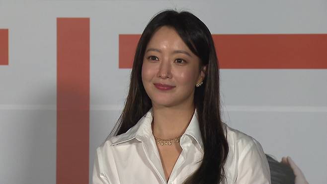 영화 ‘달짝지근해:7510’의 주연을 맡은 배우 김희선이 취재진의 질문에 답하며 미소를 짓고 있다.