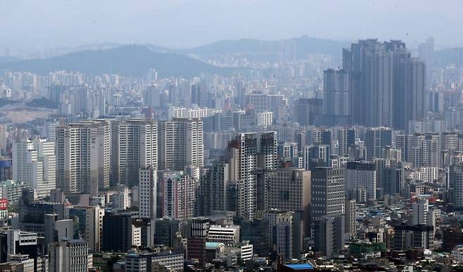 서울 중구 남산 전망대에서 바라 본 도심 속 아파트 단지 모습. 사진=뉴스1