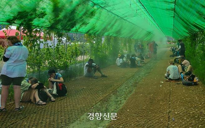 3일 전북 부안군 새만금에서 열리고 있는 ‘제25회 세계스카우트 잼버리’ 대회장의 열악한 모습. 지난 2일 이곳에서 열린 개영식에선 온열 질환자가 수십 명 발생해 소방당국의 행사 중단 요구가 있었지만, 조직위는 이를 무시하고 행사를 강행하다 마지막 불꽃놀이만 취소한 바 있다. 부안|김창효 선임기자