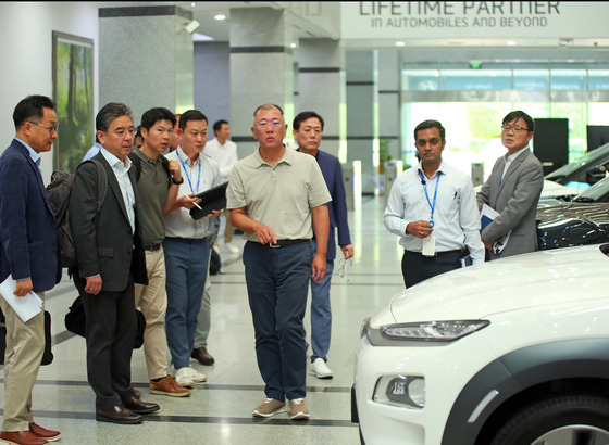 Hyundai Motor Group Executive Chair Euisun Chung, center, inspects the company's research center in India on Tuesday. [HYUNDAI MOTOR]