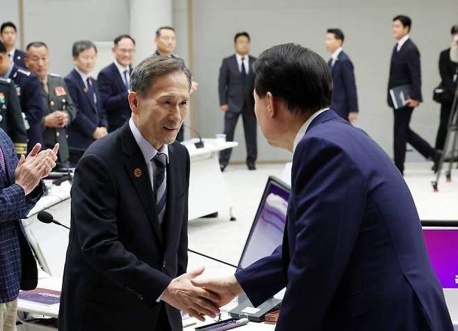 윤석열 대통령이 8일 국방혁신위 제2차 회의에 앞서 김관진 국방혁신위 부위원장과 악수를 나누고 있다.   연합뉴스